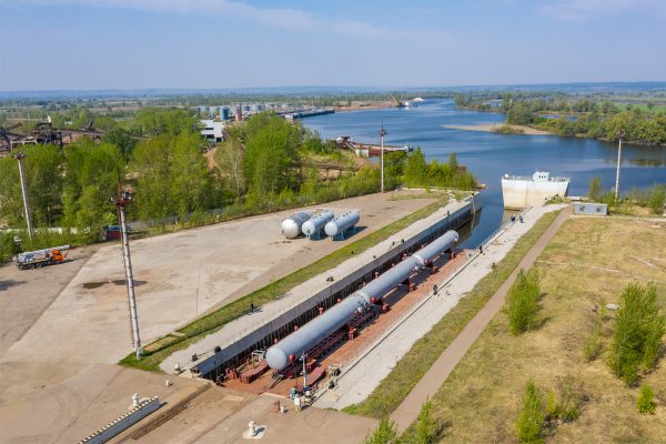 Multimodal transportation of high-pressure nitrogen receivers from the territory of the manufacturing plant in Taganrog to the customer's construction site in Nizhnekamsk.